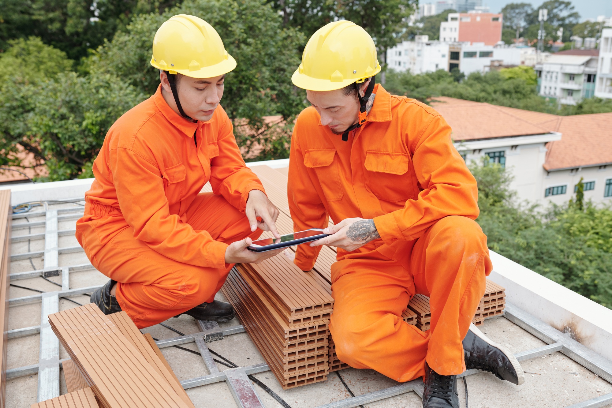 Foreman Talking to Roofing Contractor