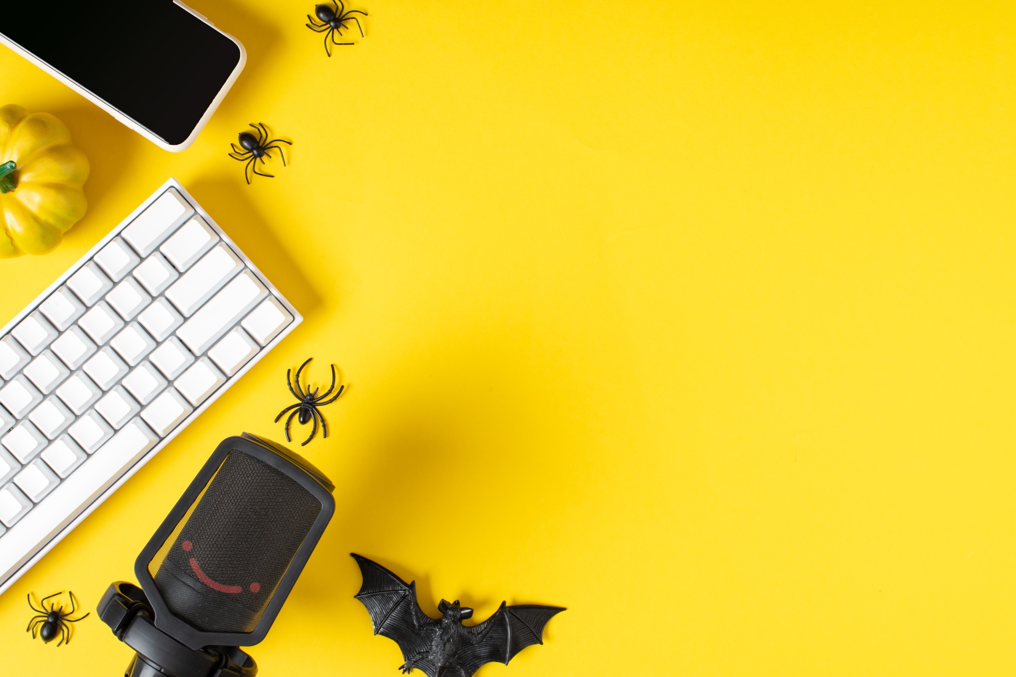A banner for the Halloween holiday on a yellow background. Blogging.