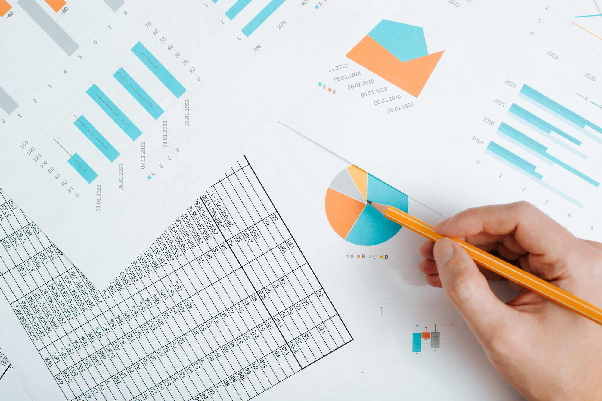 Analysis of economic indicators, financial reports with infographics and charts.