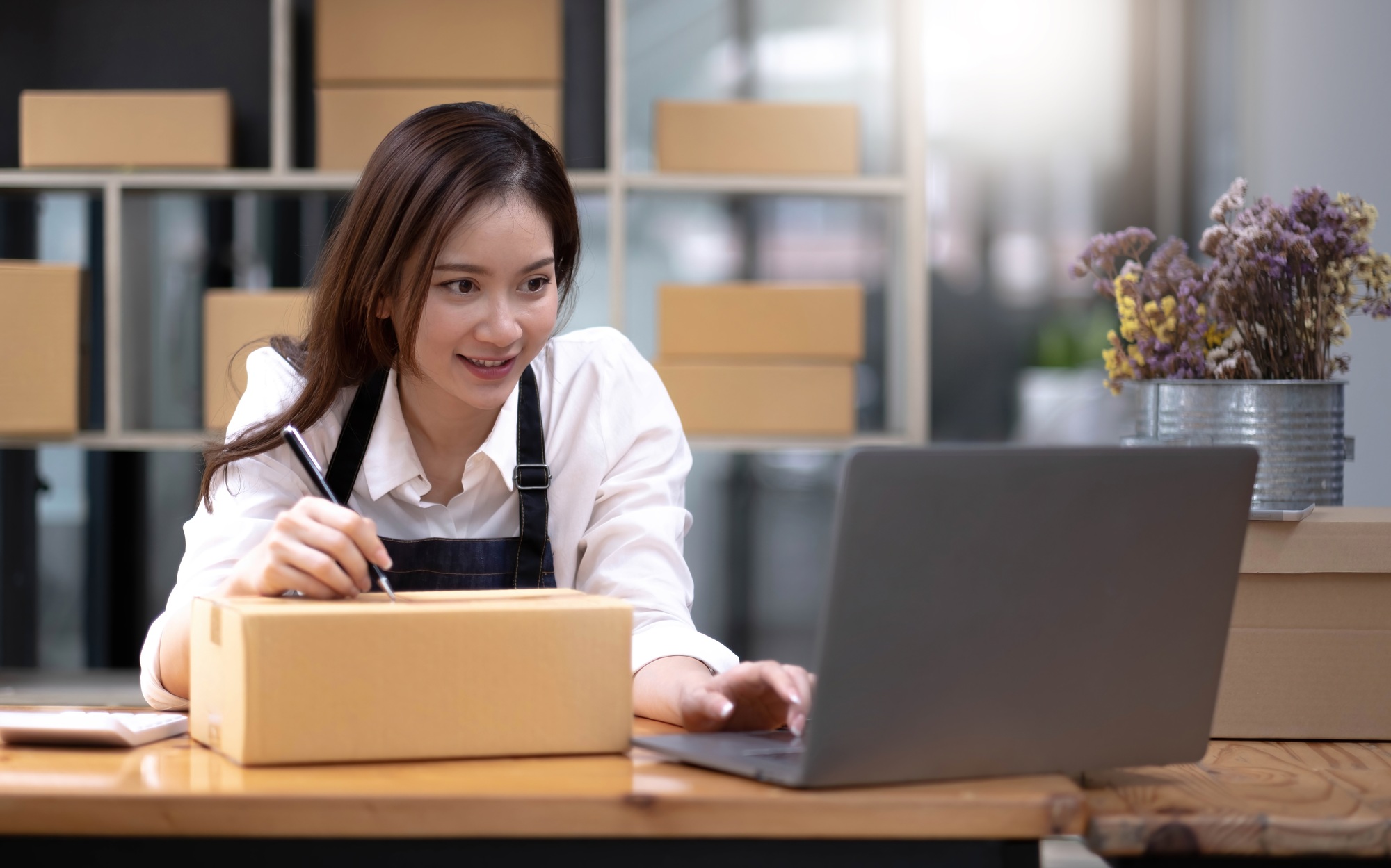 Asian business woman selling business online marketing at home.