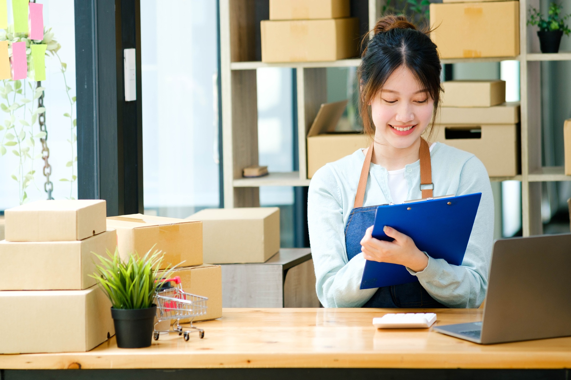 Businesswoman start up Home delivery service and working service mind.