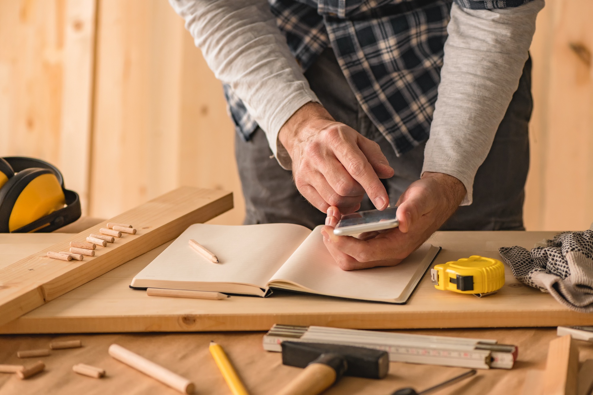 Carpenter making project calculation using smartphone app