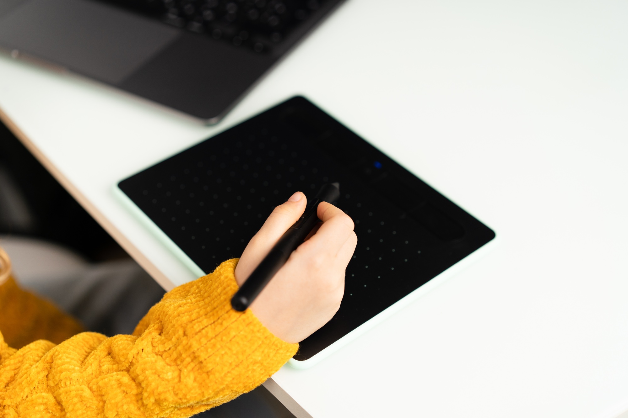 Children's hand and graphic tablet, the child studies technology, graphic design, draws