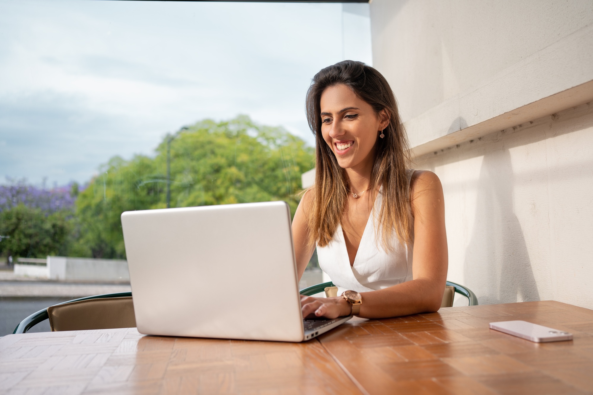 Female freelancer works outdoors