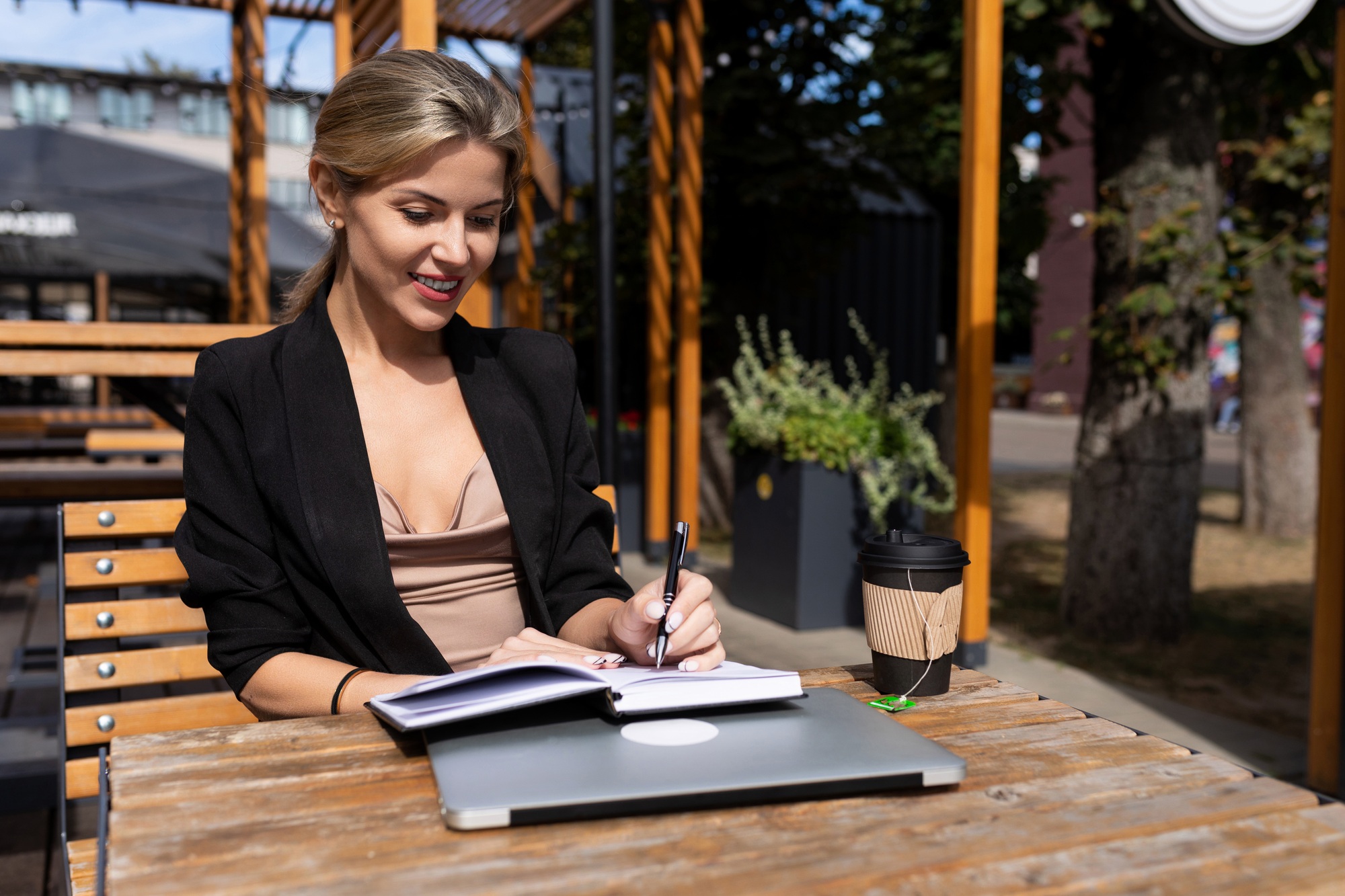 portrait of a successful business woman Make money in a city cafe