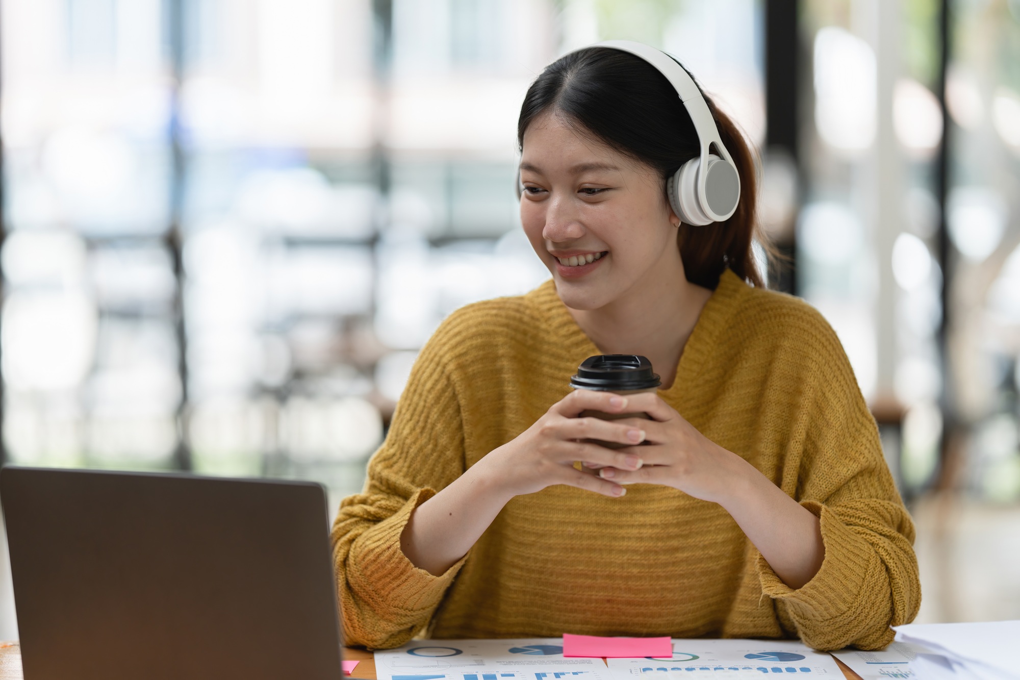 Smart asian business woman smiling at office space. real estate, lawyer, non-profit, marketing