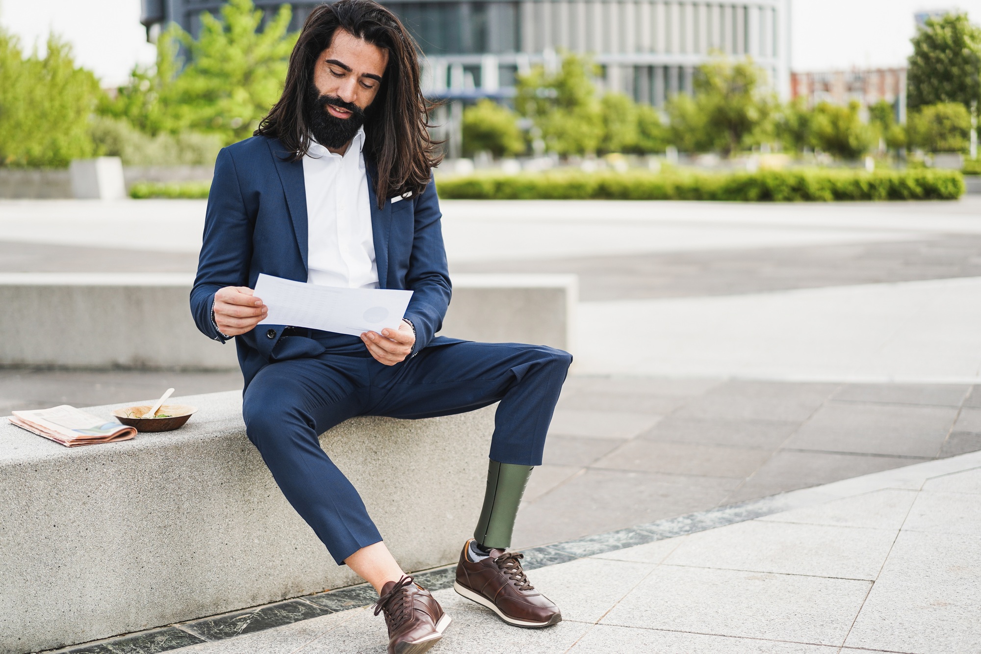 Business man with prosthesis doing lunch break - Entrepreneur and disability concept