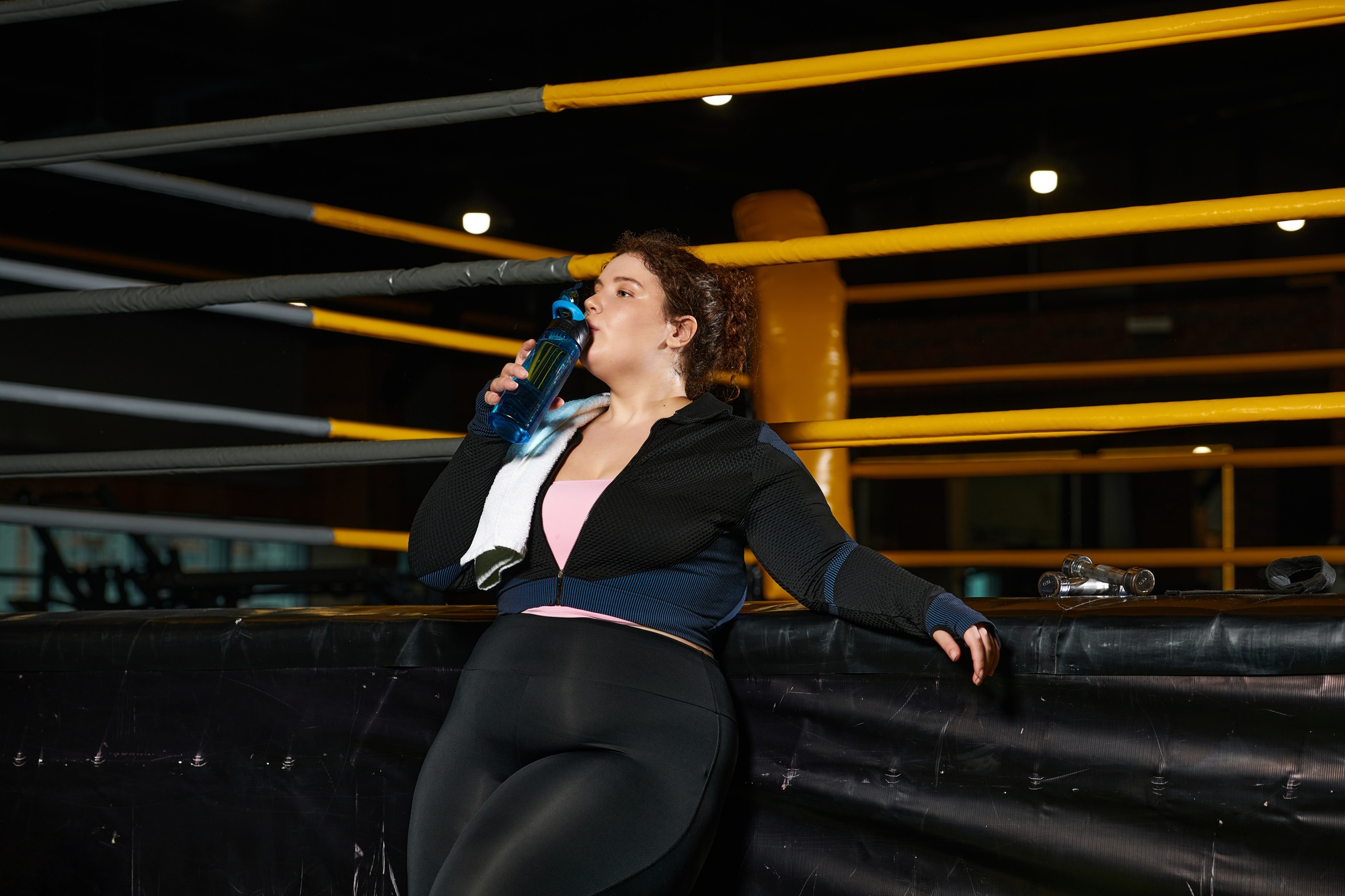 Empowering moments of recovery and strength during a workout in the gym