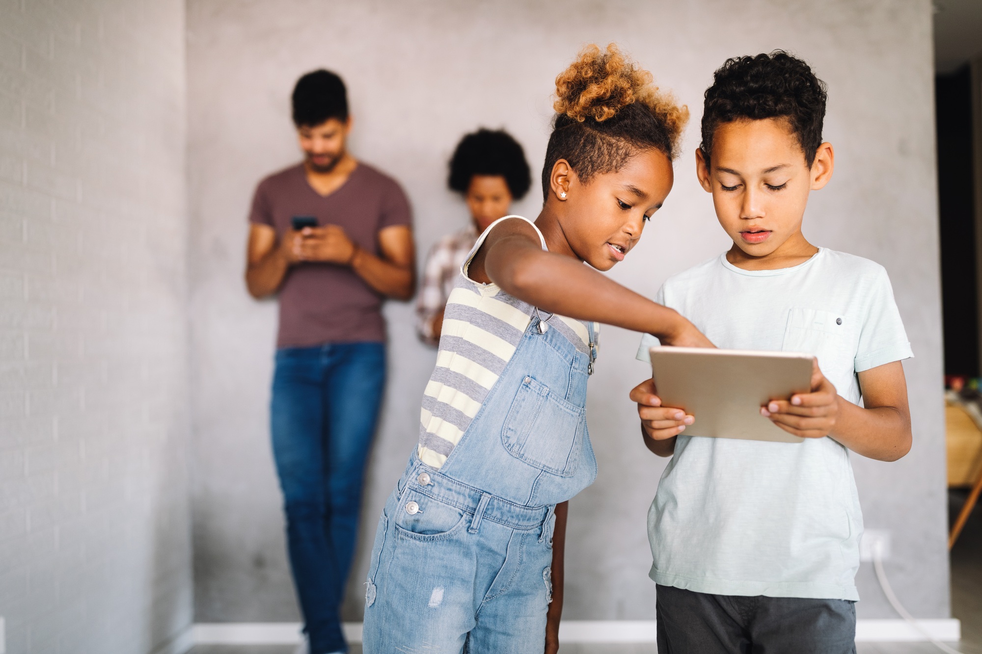 Family sharing there privacy data by using digital devices, phones, tablets