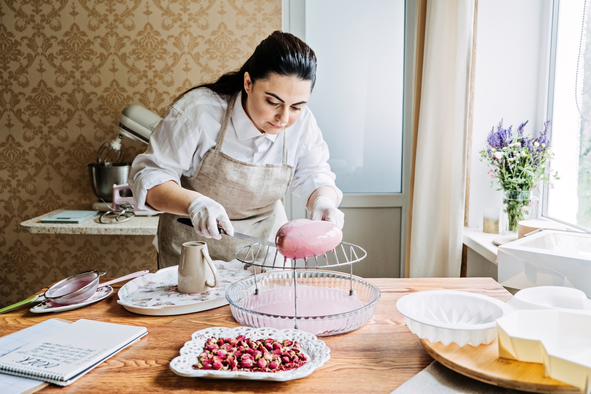 Online classes and workshops on cake decorating and baking. Female Confectioner baker make custom