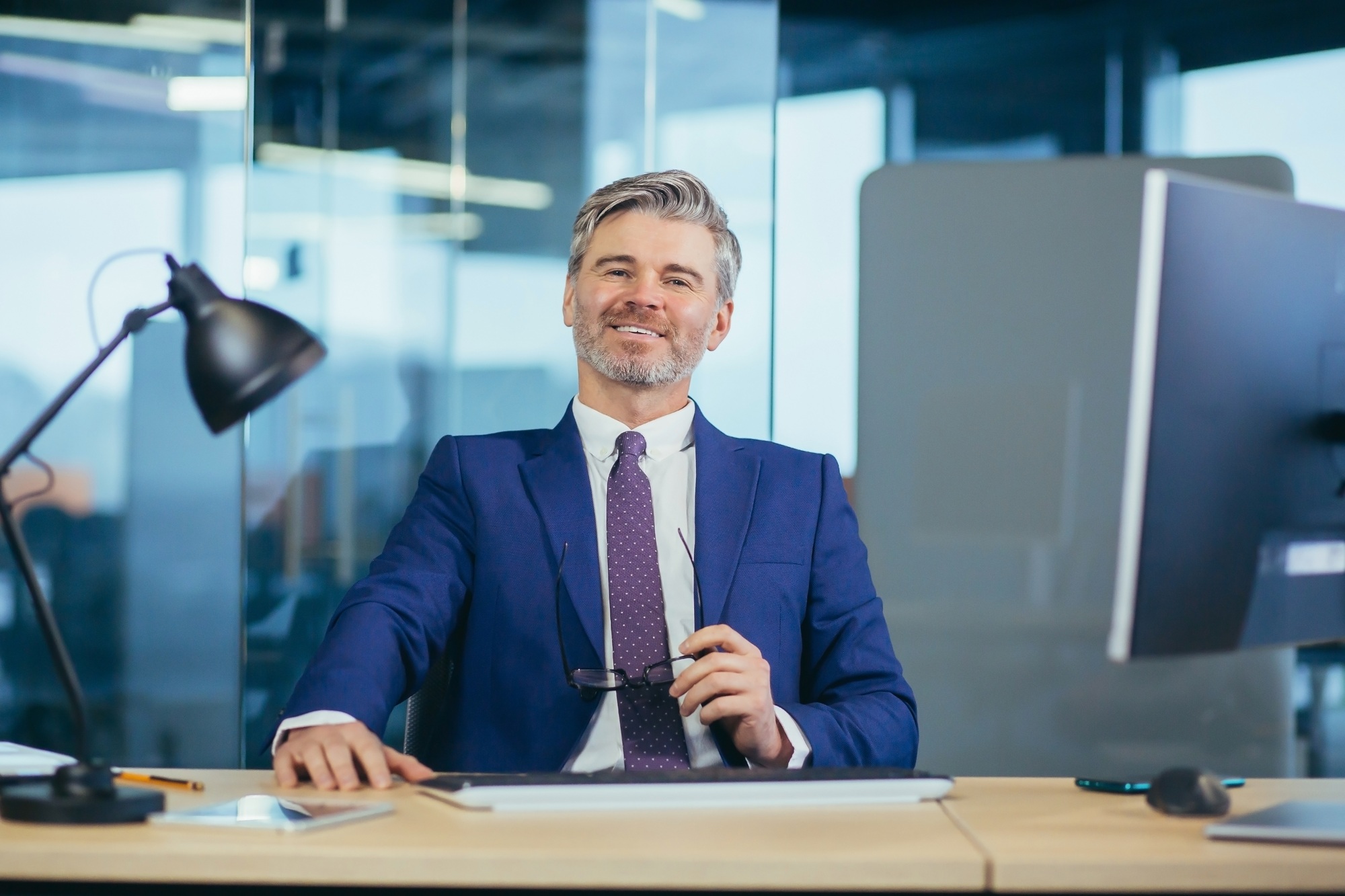 Portrait of successful seo boss, businessman at work, working on computer in modern office