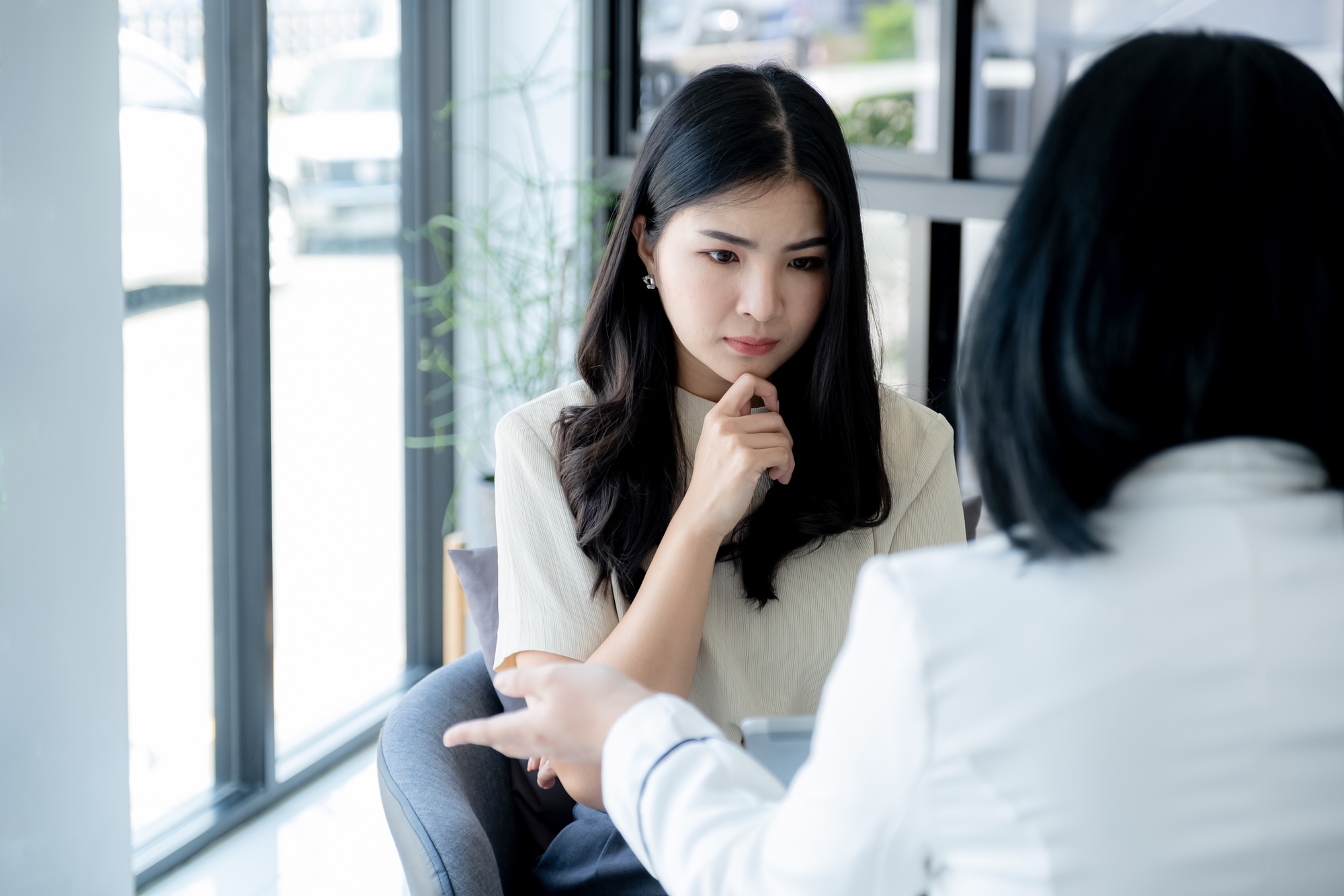 Salesperson presents a product, service, finance, investment or life insurance to a businesswoman