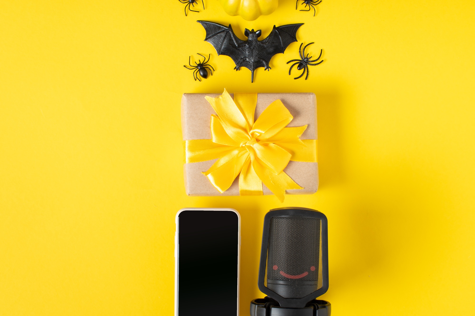 A banner for the Halloween holiday on a yellow background. Blogging.