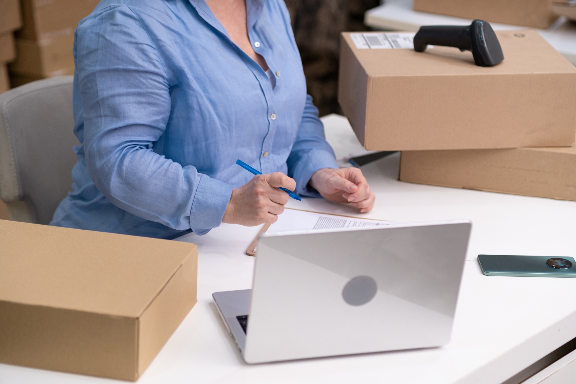 dropshipping business concept, laptop, shipping packages, e-commerce transactions, SME e-commerse.