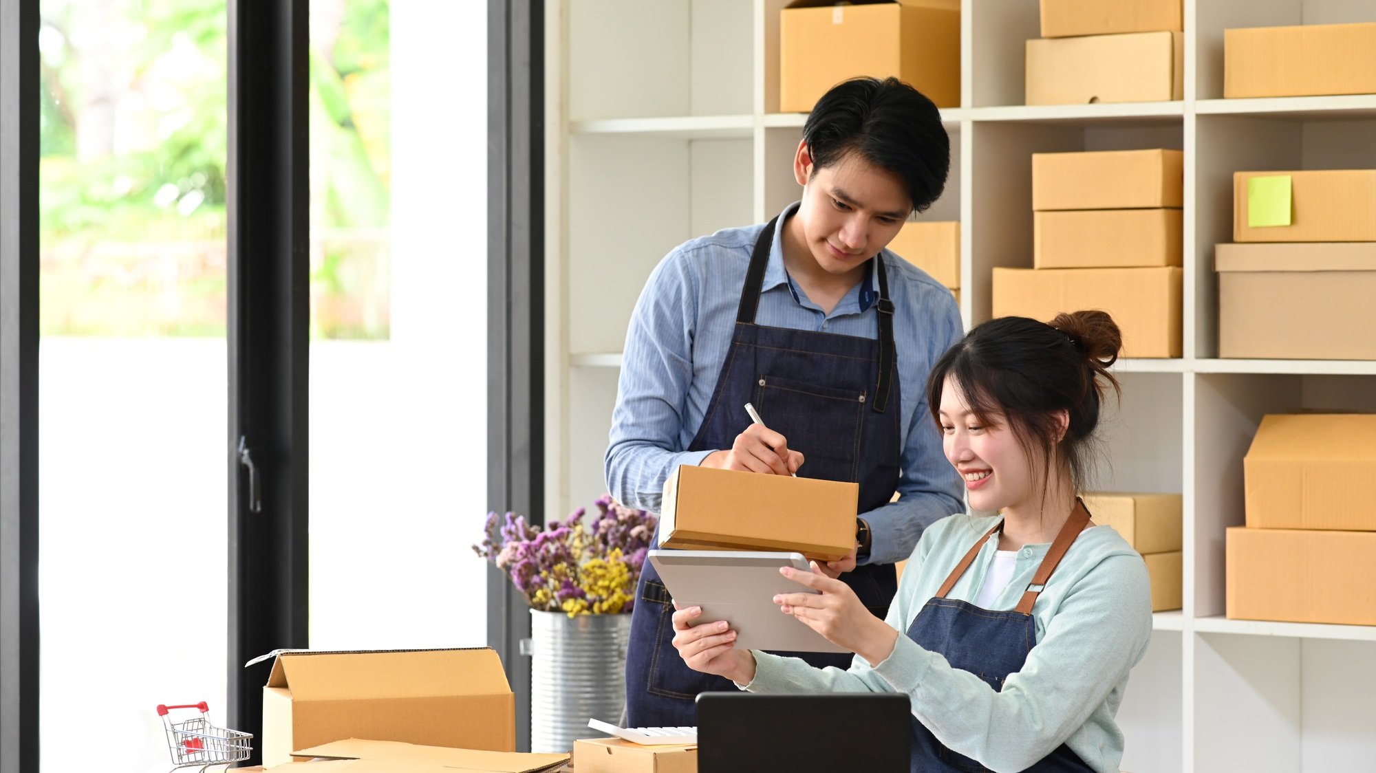 Online selling, E-commerce concept.