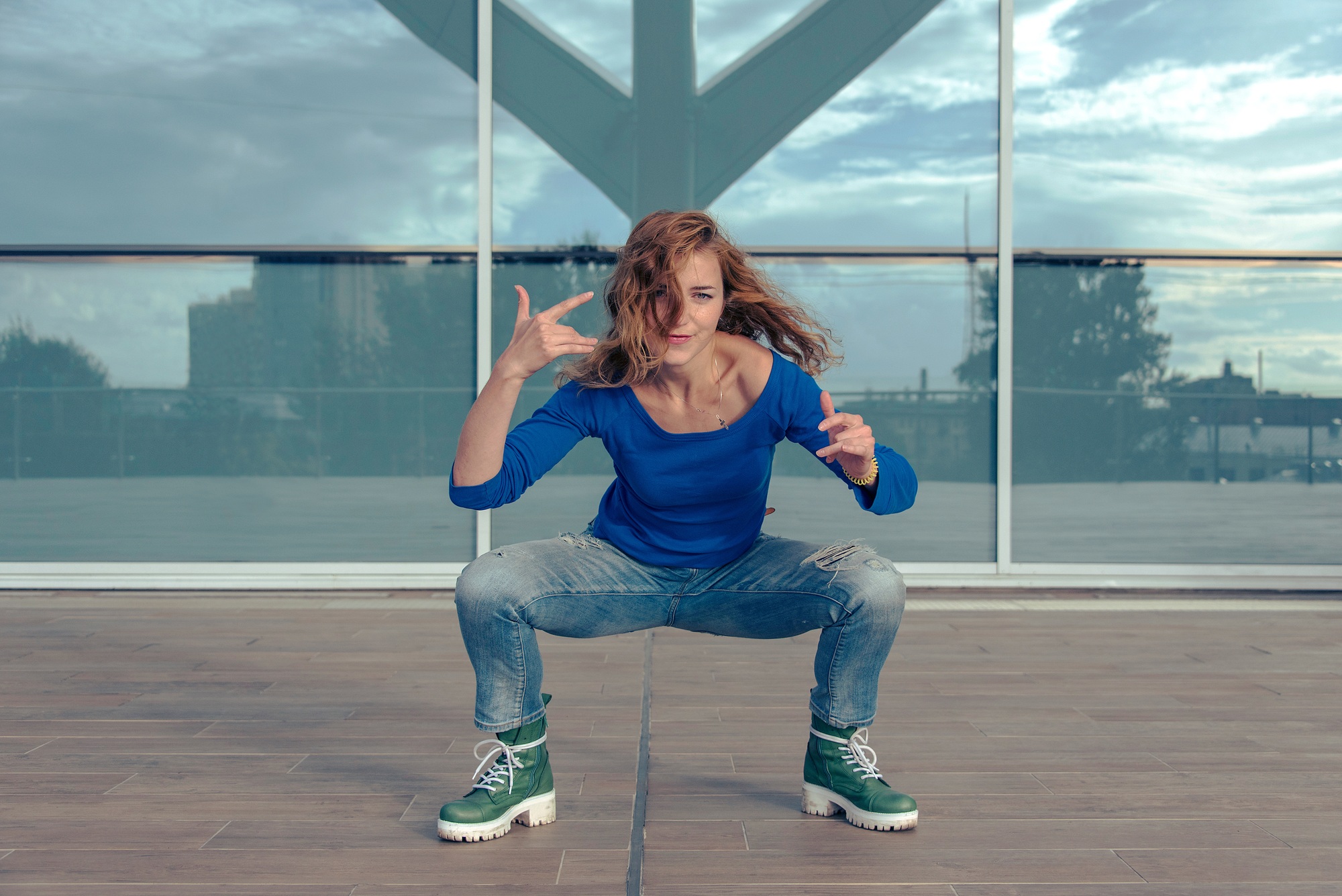 ↟ Attractive excited fitness modern dancer, jumping, dancing and training