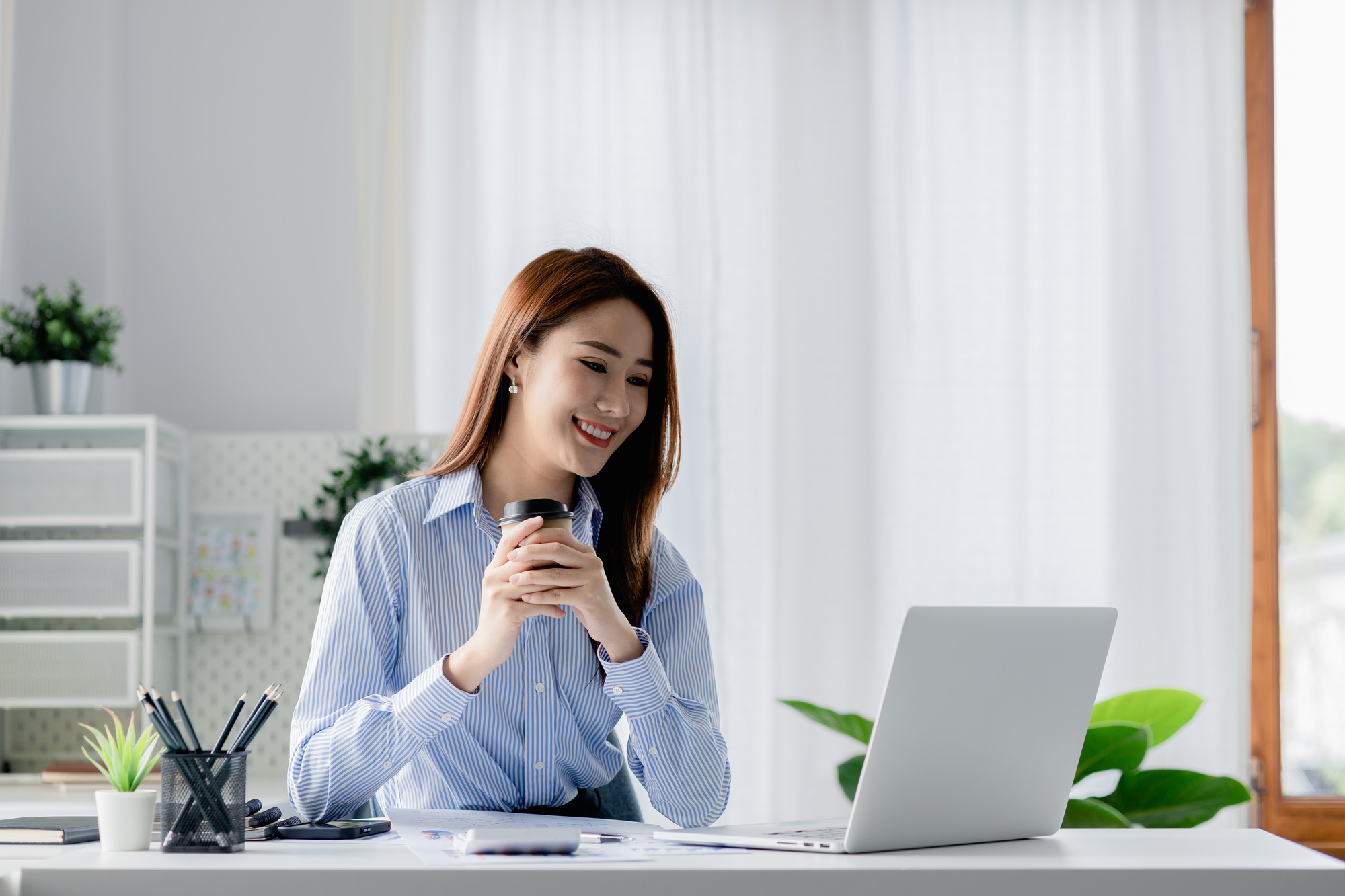 Beautiful Asian woman is a businesswoman who leads a new generation of startups.