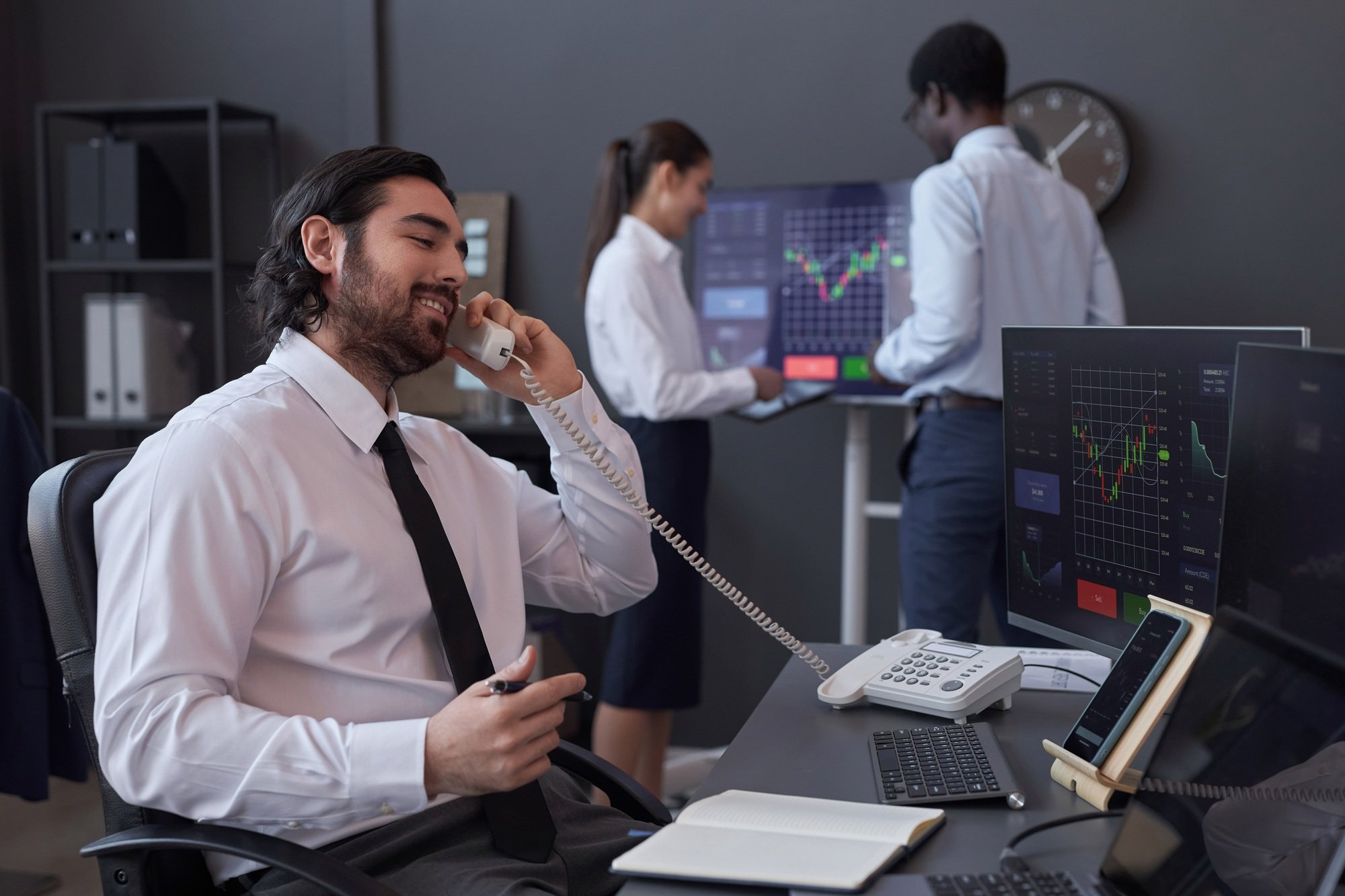 Broker talking to customer by the phone