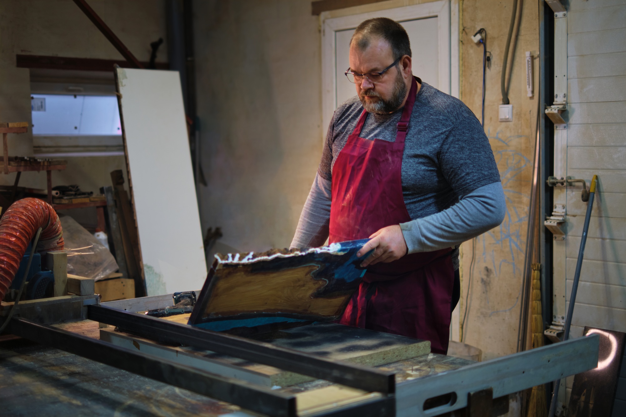 Craftsman inspects a panel; focus, detail. The image speaks to the sustainability trend in using