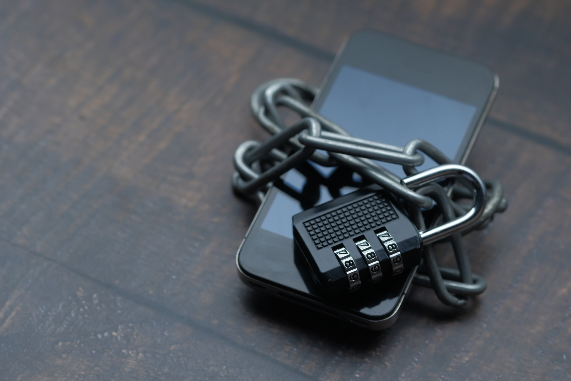 Ensuring Security and Privacy with a Mobile Phone Visualizing a Device Enclosed by Lock and Chains