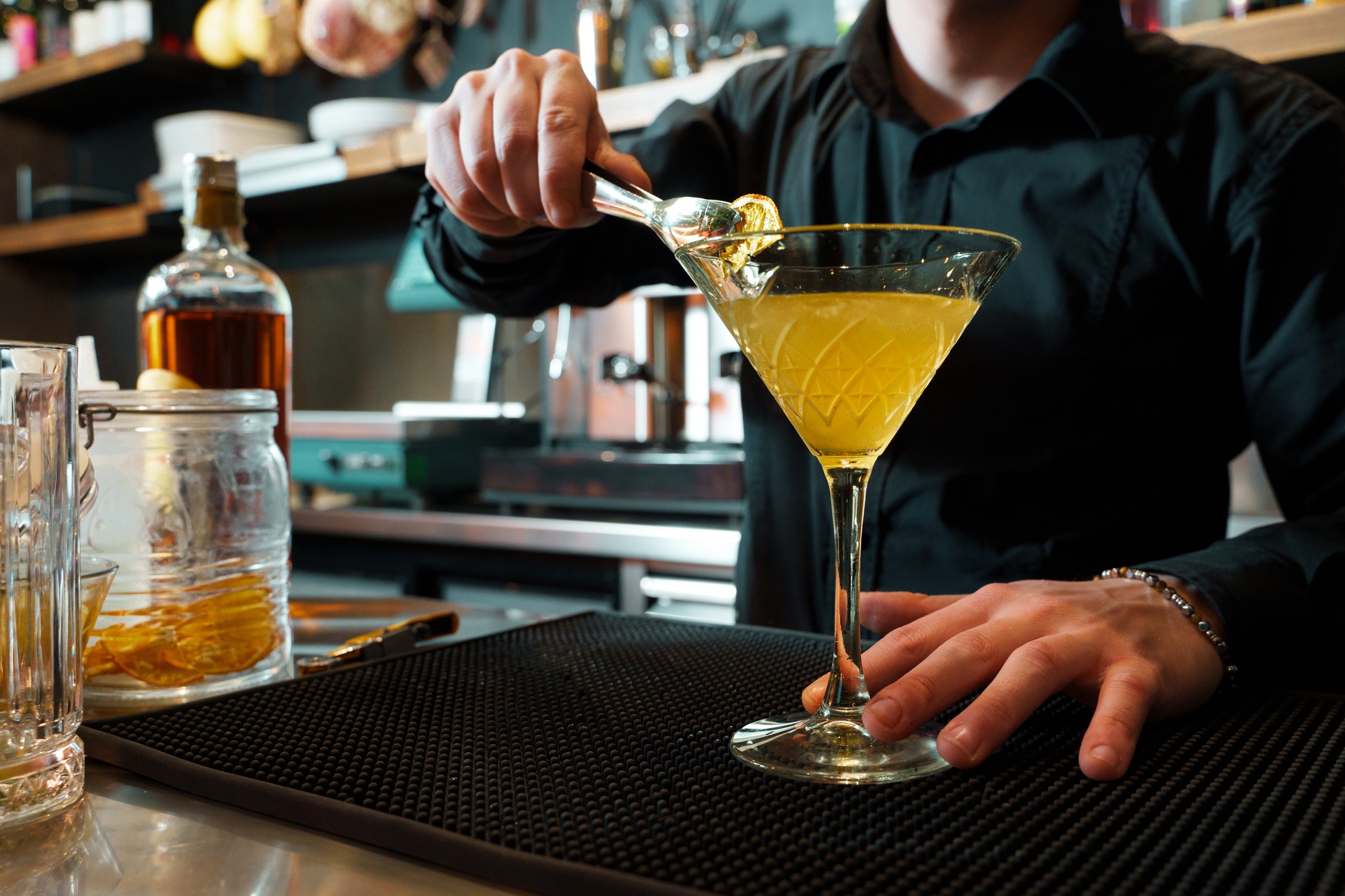 Expert Bartender - Cocktail Artistry