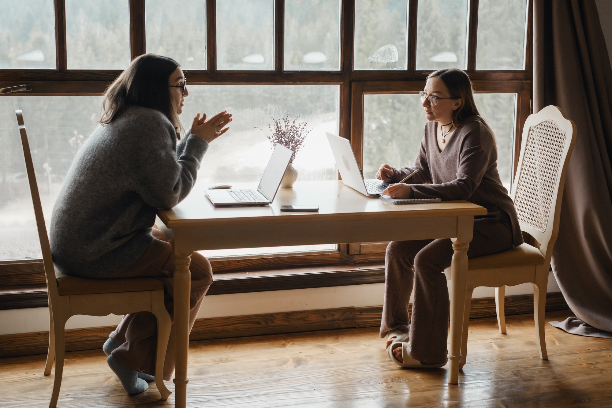Female business, active discussion on startup and planning