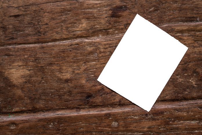 Note mockup template on wooden table