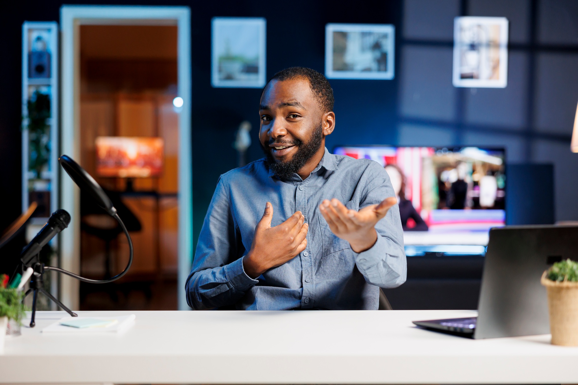 Online show host gives travel advice