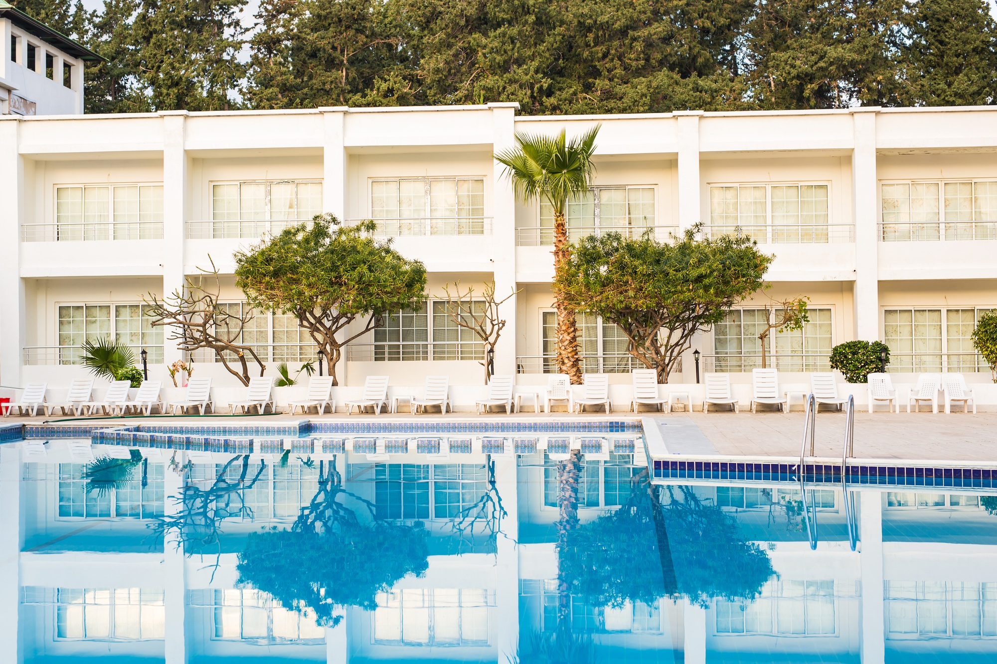 residence with swimming pool
