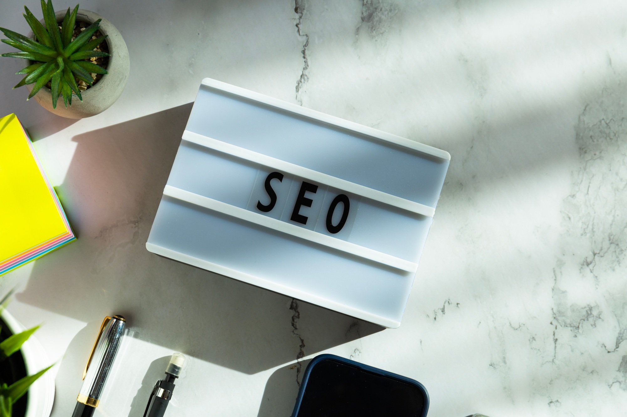SEO text on office desk