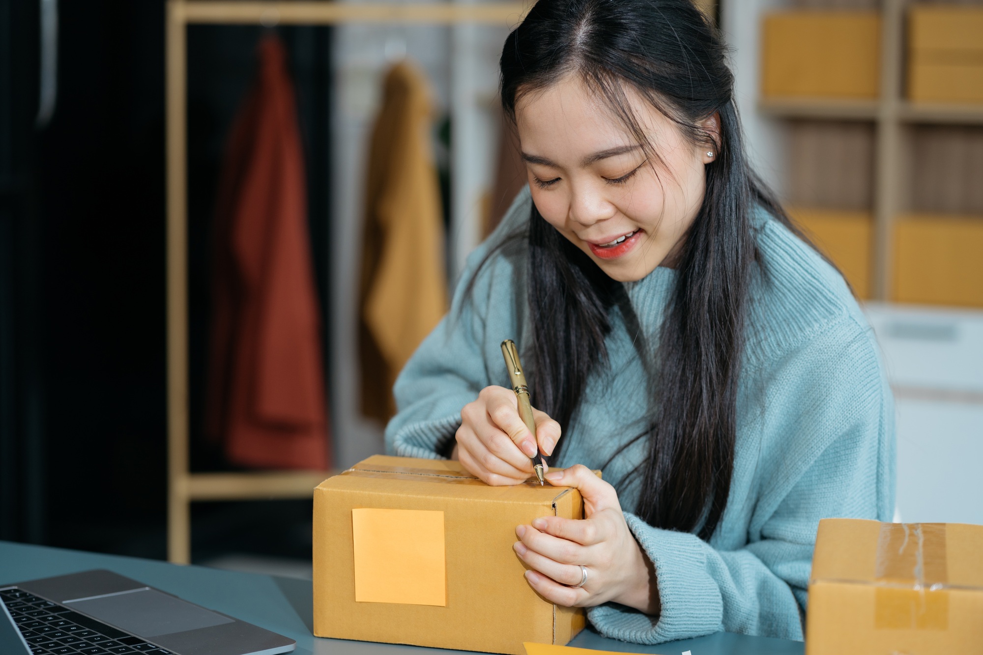 woman runs an e-commerce business on websites and social media.